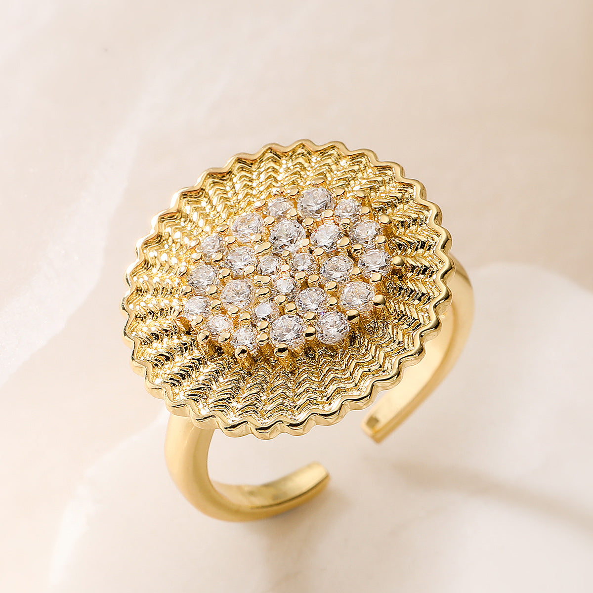 Anillo Abierto Geométrico para Mujer con Base de Cobre Bañado en Oro de 18K y Acabado Floral de Circones