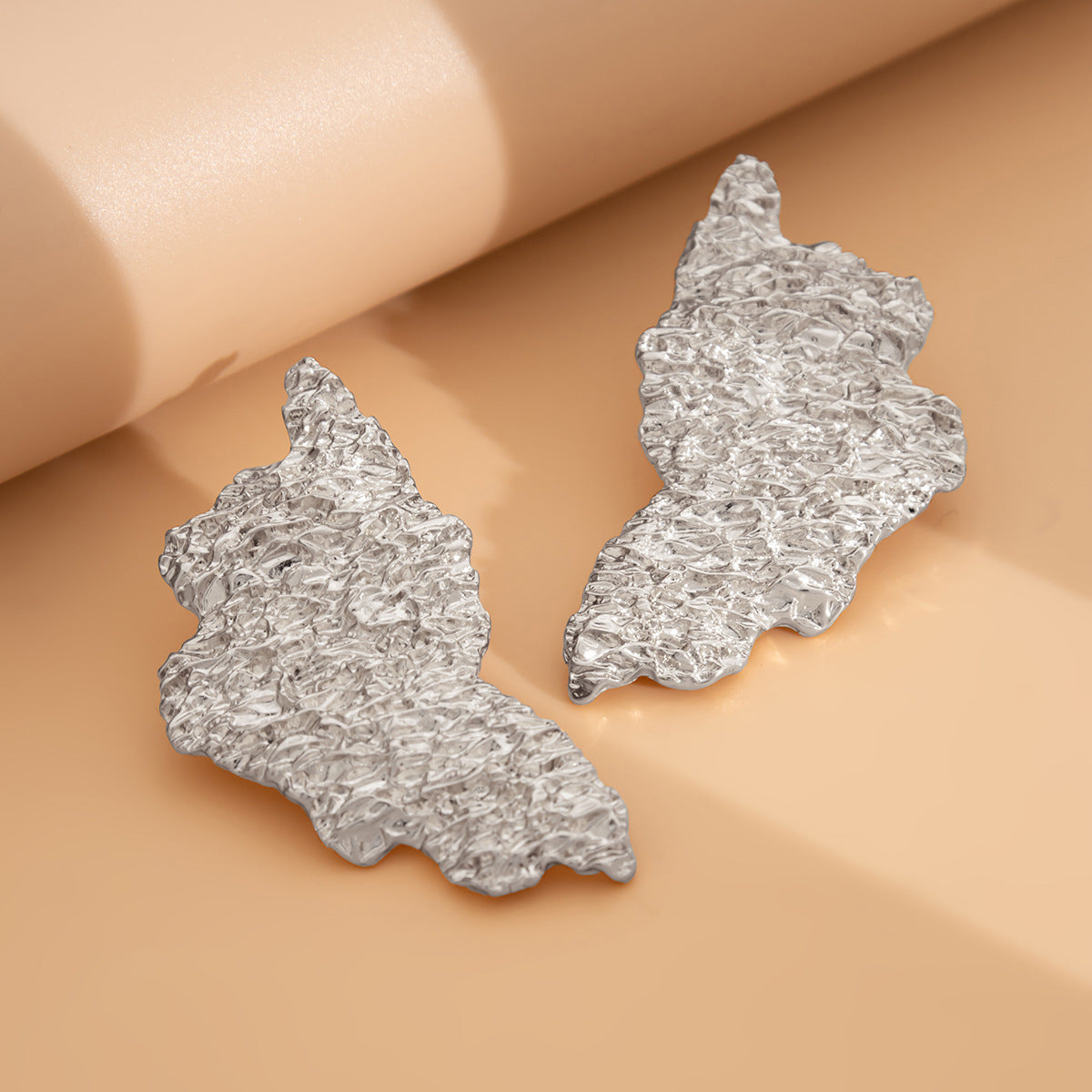 Pendientes Minimalistas Irregulares Geométricos Retorcidos con Forma de Gota de Aleación para Mujer con Acabado Galvanizado
