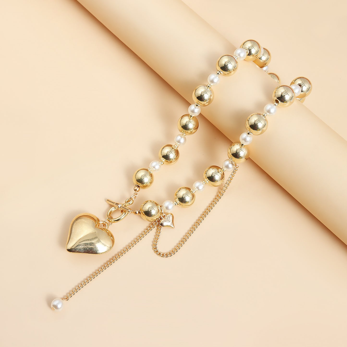 Retro Minimalist Heart-Shaped Resin Pendant Necklace with Gold-Plated Alloy Charm for Women