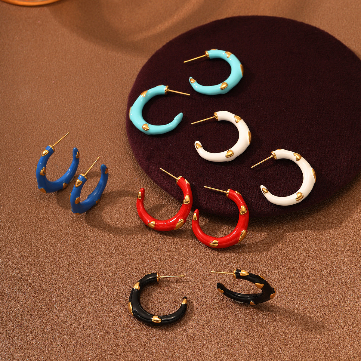 Pendientes Minimalistas de Lujo con Corazón Esmaltado en Forma de C de Acero Inoxidable para Mujer