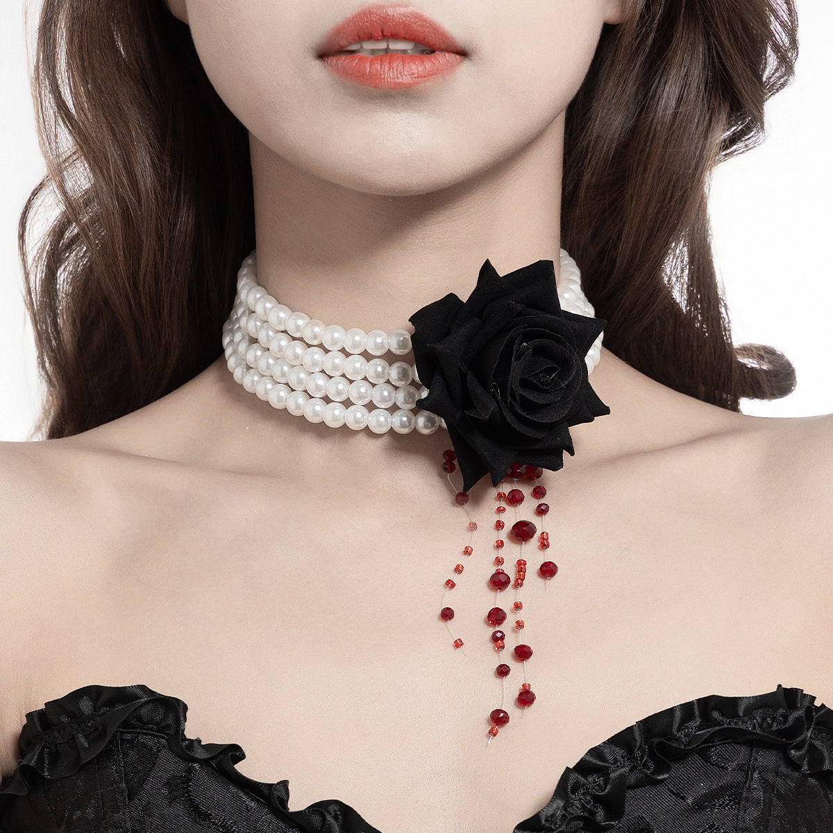 Gargantilla gótica oscura de perlas de múltiples capas para mujer con colgante de flor de rosa y detalles de borlas