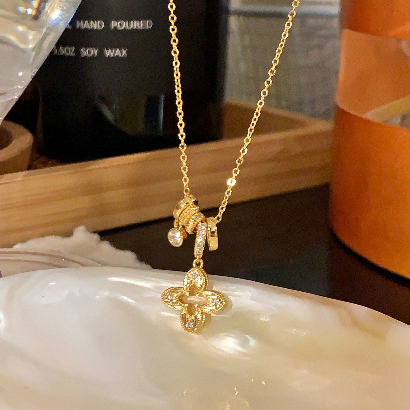 Elegante Collar Colgante Floral Vintage Francés en Cobre con Acentos de Zirconia Cúbica para Mujer
