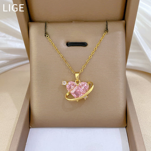 Delicata collana da donna in acciaio al titanio a forma di cuore intagliato rosa con intarsio di strass, catena clavicola elegante minimalista