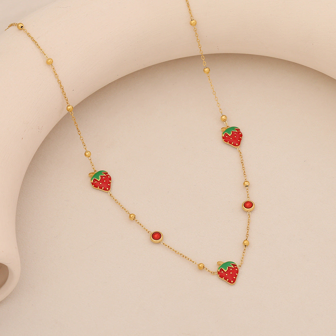 Graziosa collana con ciondolo a fragola da donna in acciaio inossidabile con finitura placcata, stile catena clavicola