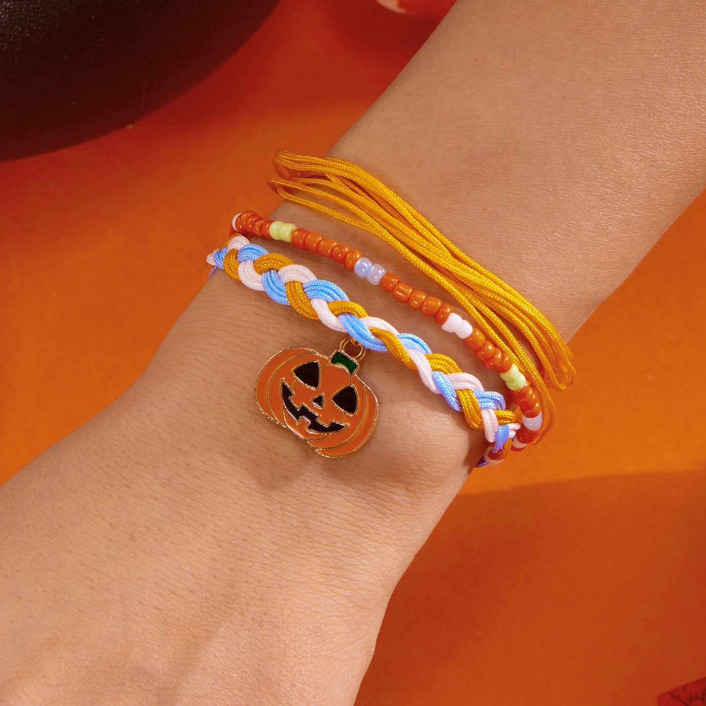 Set di braccialetti fatti a mano con perline a tema Halloween, con ciondoli a forma di zucca e fantasma su cordino cerato e catena in lega per donne