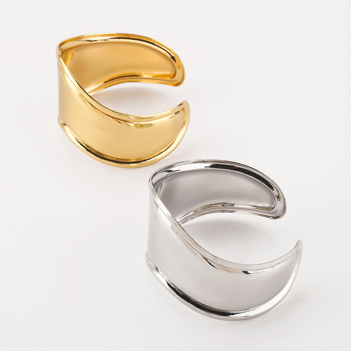 Pulsera de metal geométrica irregular minimalista con acabado pulido y superficie galvanizada para mujer