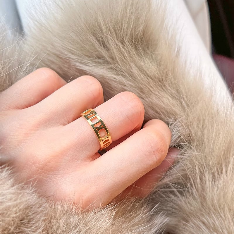 Anello Minimalista in Acciaio al Titanio con Numeri Romani per Uomo e Donna, Design Intagliato e Finitura Placcata