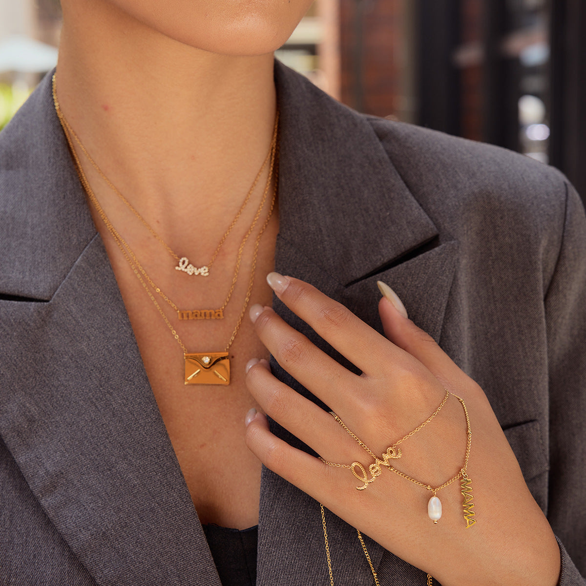 Collana da donna minimalista elegante con lettera geometrica placcata in acciaio inossidabile