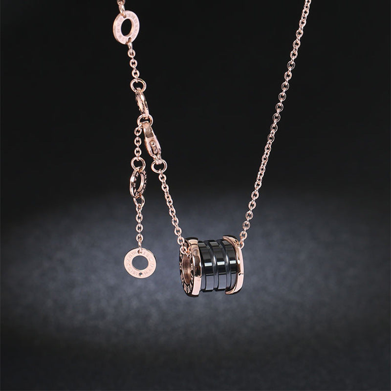 Collana Minimalista Geometrica in Acciaio Titanio con Ceramica Nera e Ciondolo Placcato Oro 18K da Donna