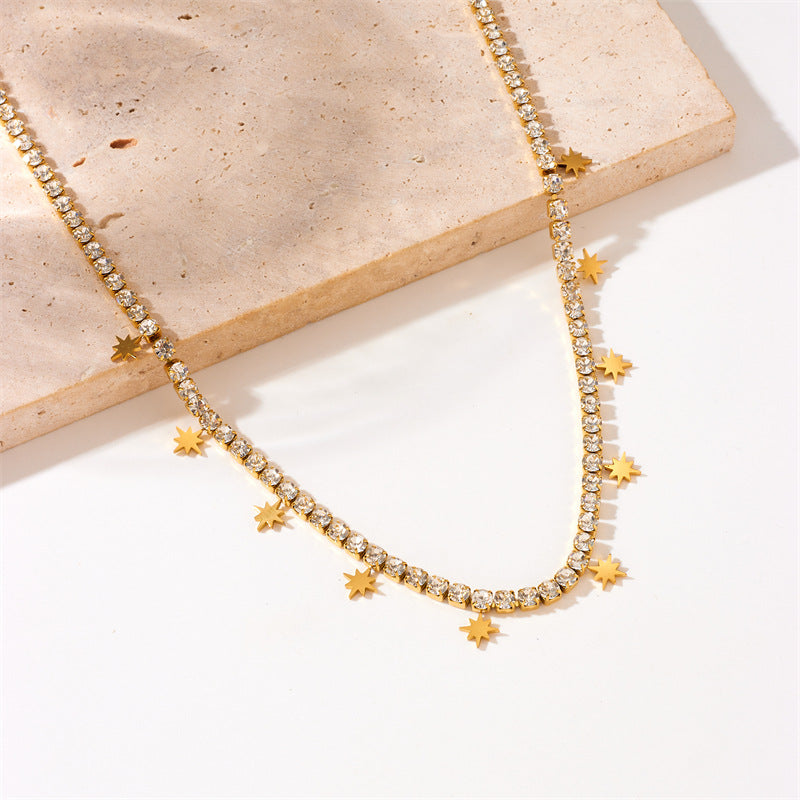 Collana con ciondolo a stella a otto punte in acciaio al titanio, lusso minimalista, con intarsio completo di strass e finitura placcata