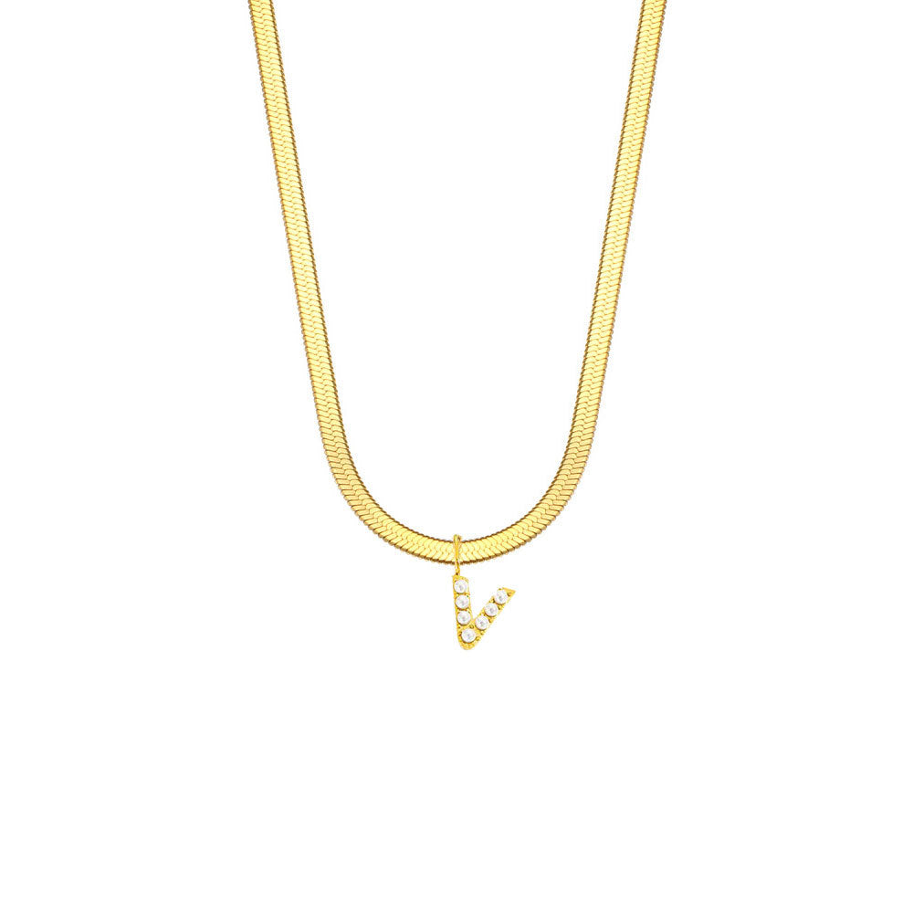 Collar de acero de titanio estilo corte francés vintage con dije de letras y detalles de perlas en cadena de serpiente plana