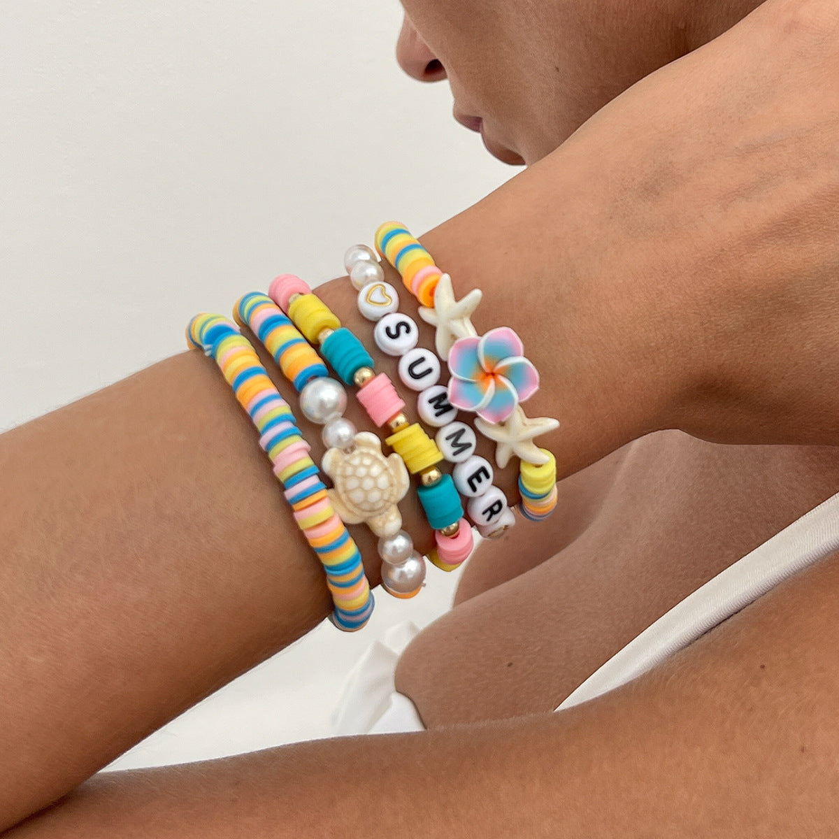 Set di bracciali in argilla polimerica a forma di fiore, in stile bohémien da spiaggia, con perline colorate e lavorazione artigianale