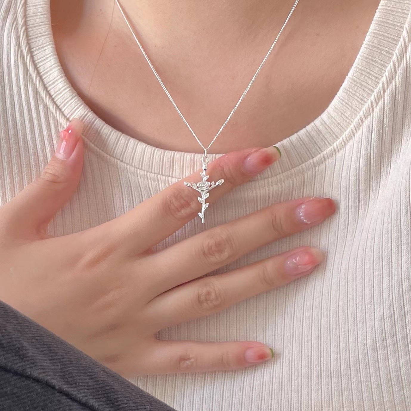Elegante collana a croce con rosa in stile francese da donna in argento sterling 925 con design geometrico e catena a maglie