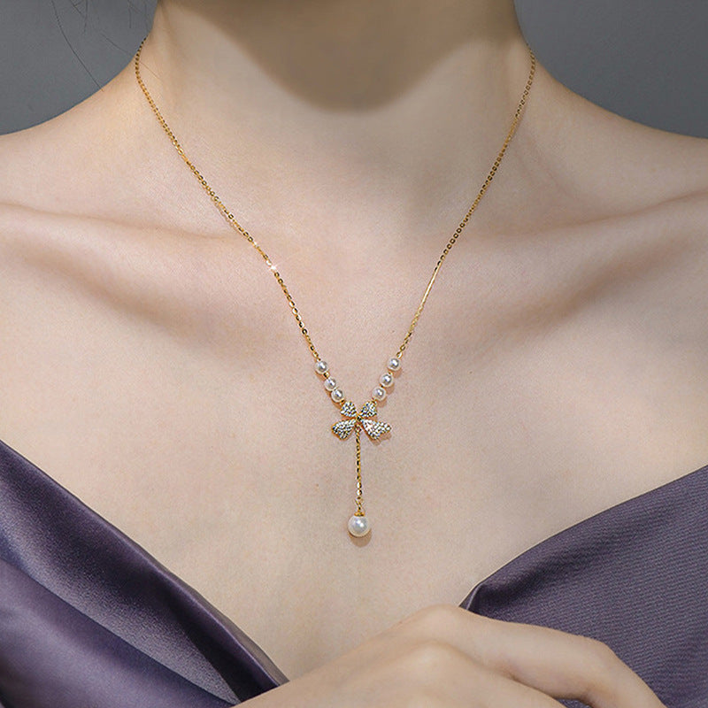 Collar con colgante de mariposa minimalista para mujer, cadena delicada de clavícula chapada en acero de titanio con diseño geométrico irregular