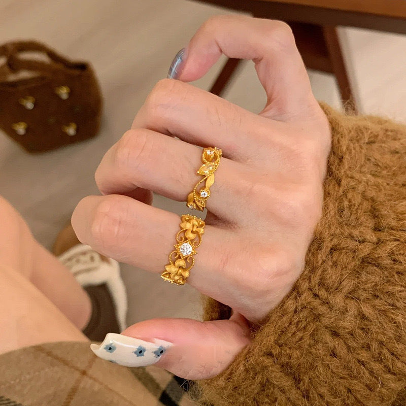 Anello da donna aperto a rombo a forma di fiore di iris in rame con intarsio di zirconi, ispirato al vintage