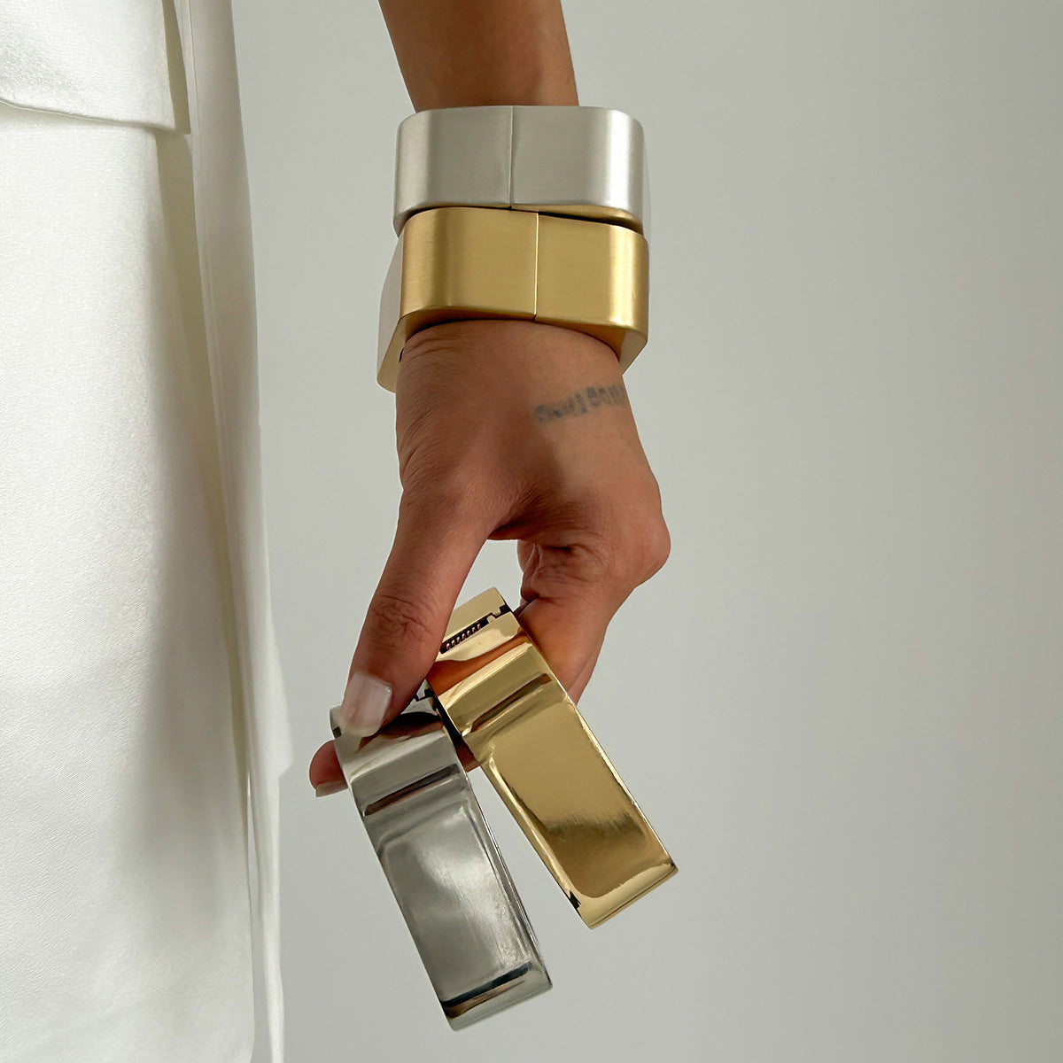 Pulsera rígida abierta geométrica minimalista dulce y moderna para mujer con aleación chapada con acabado de espejo y cierre de muelle