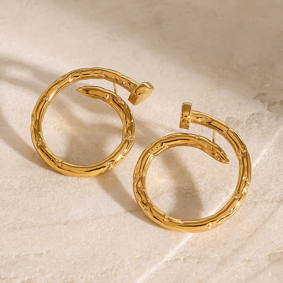 Pendientes minimalistas redondos de acero inoxidable con baño para mujer