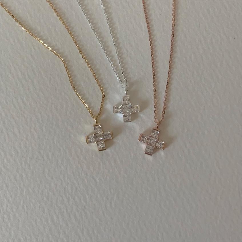 Collar con colgante de cruz minimalista en plata de ley 925 con baño de oro en cadena tipo caja