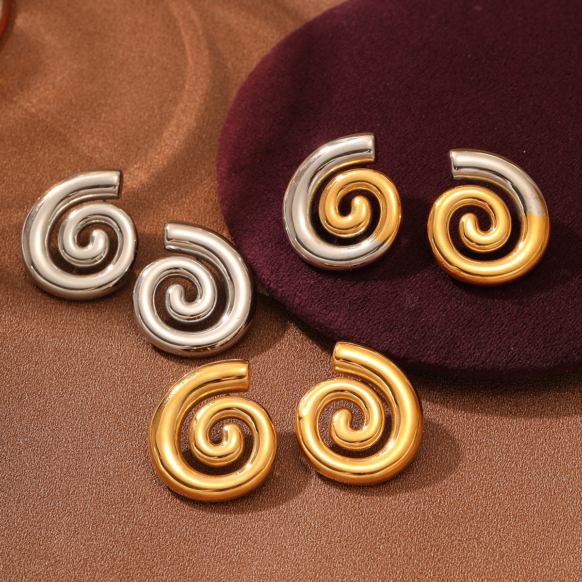 Orecchini a perno a spirale geometrica alla moda per donna, placcati oro 18 carati in acciaio inossidabile