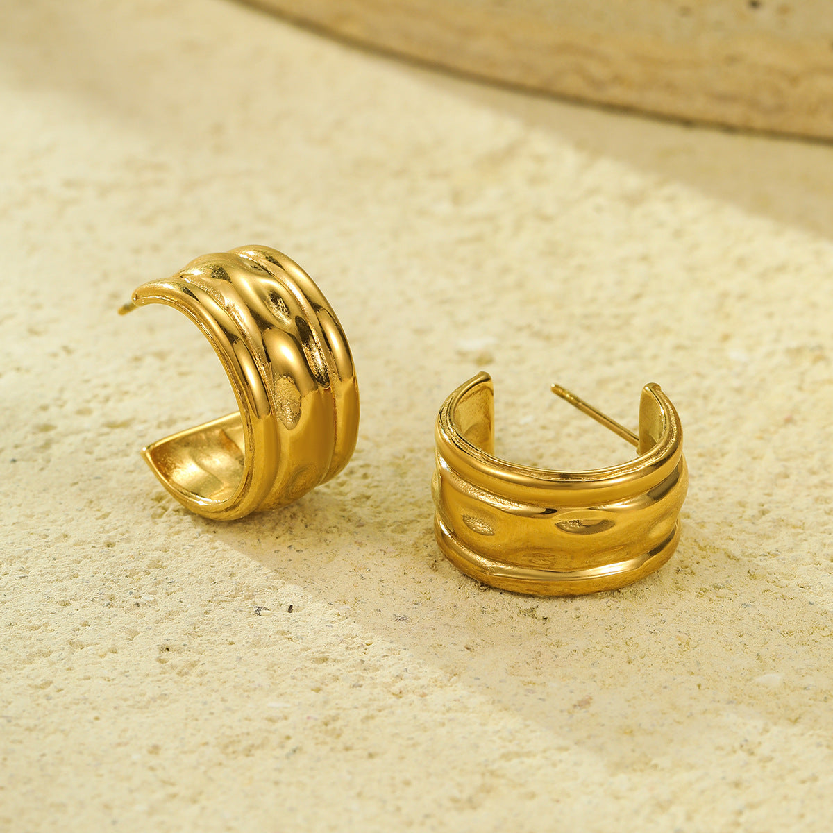 Orecchini a perno testurizzati a forma di C in acciaio inossidabile placcati in oro 18 carati, stile vintage francese