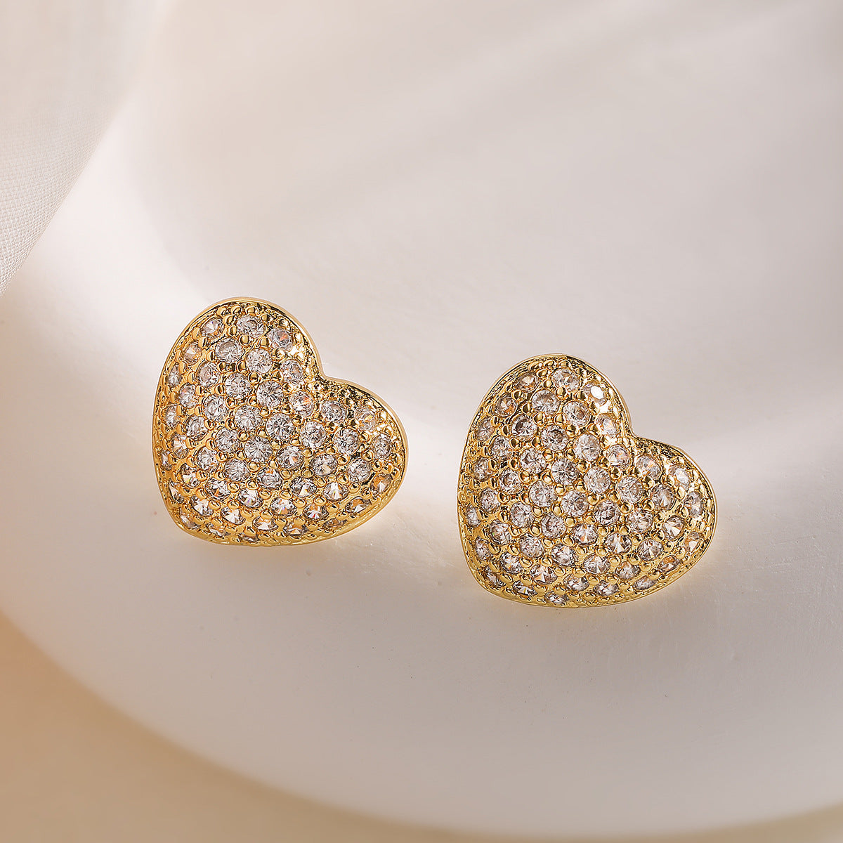 Orecchini da donna minimalisti a cuore geometrico in rame placcato oro 18K con intarsio di zirconi