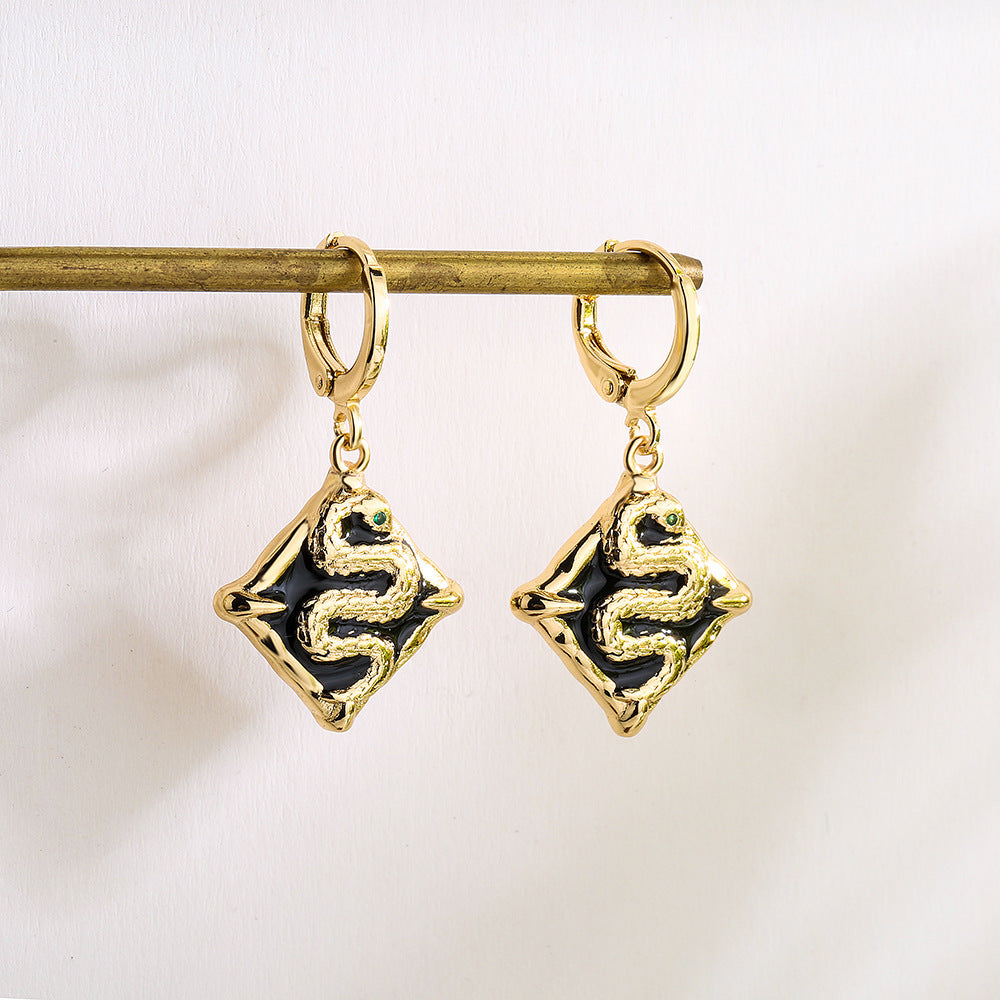 Orecchini minimalisti geometrici in rame con placcatura in oro 18 carati e smalto con motivo Totem del Serpente per donna