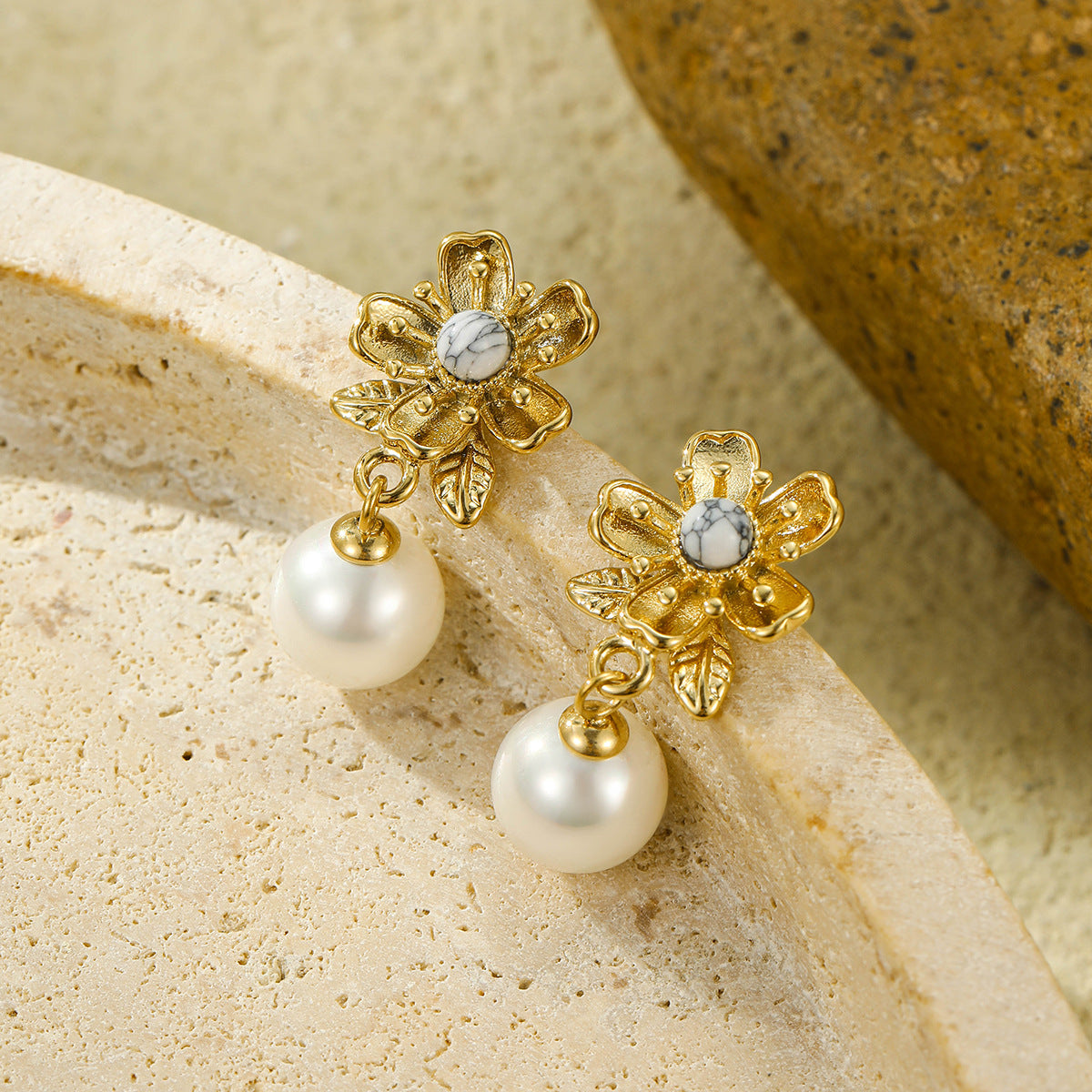 Pendientes colgantes florales de estilo vintage con piedras naturales y detalles de perlas en acero inoxidable con acabado chapado para mujer
