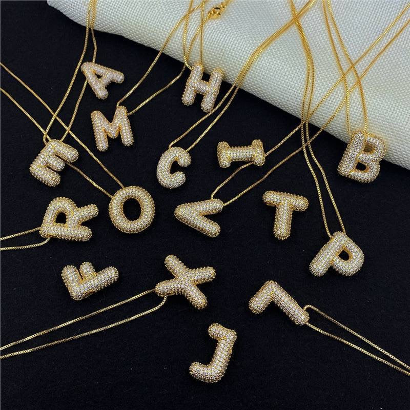 Collana da donna in acciaio al titanio placcato con lettera minimalista e zirconi cubici