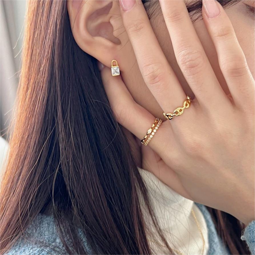Minimalist Geometric Silver Ring with Zirconia Accents for Women, 925 Sterling Silver Band, Polished Edged Square Grain Design