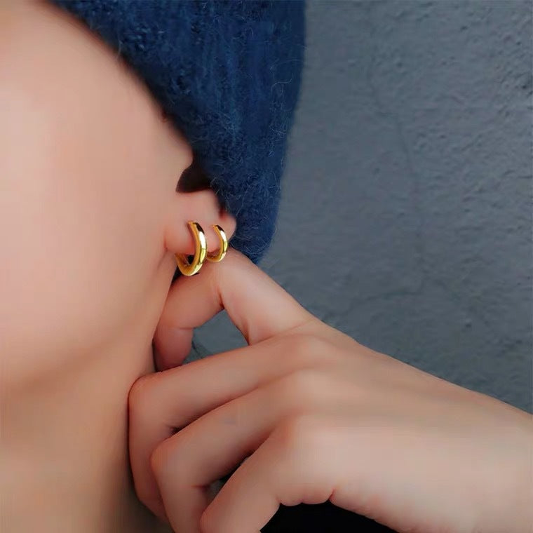 Orecchino a clip minimalista geometrico in acciaio al titanio per donna con finitura placcata