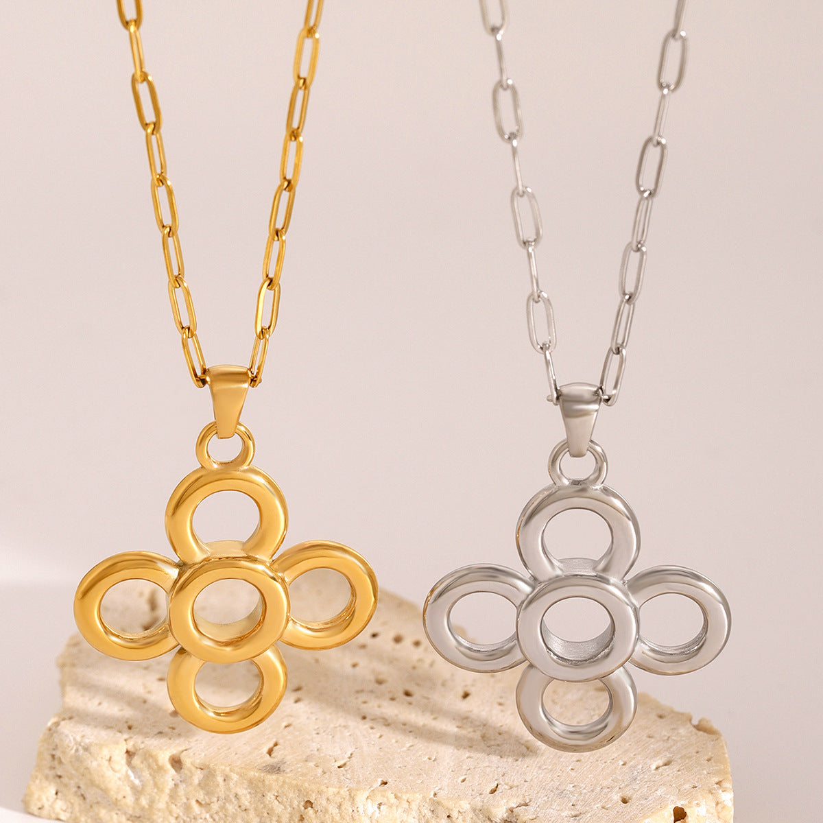 Collana placcata in acciaio inossidabile floreale con pendente in acciaio al titanio per donna