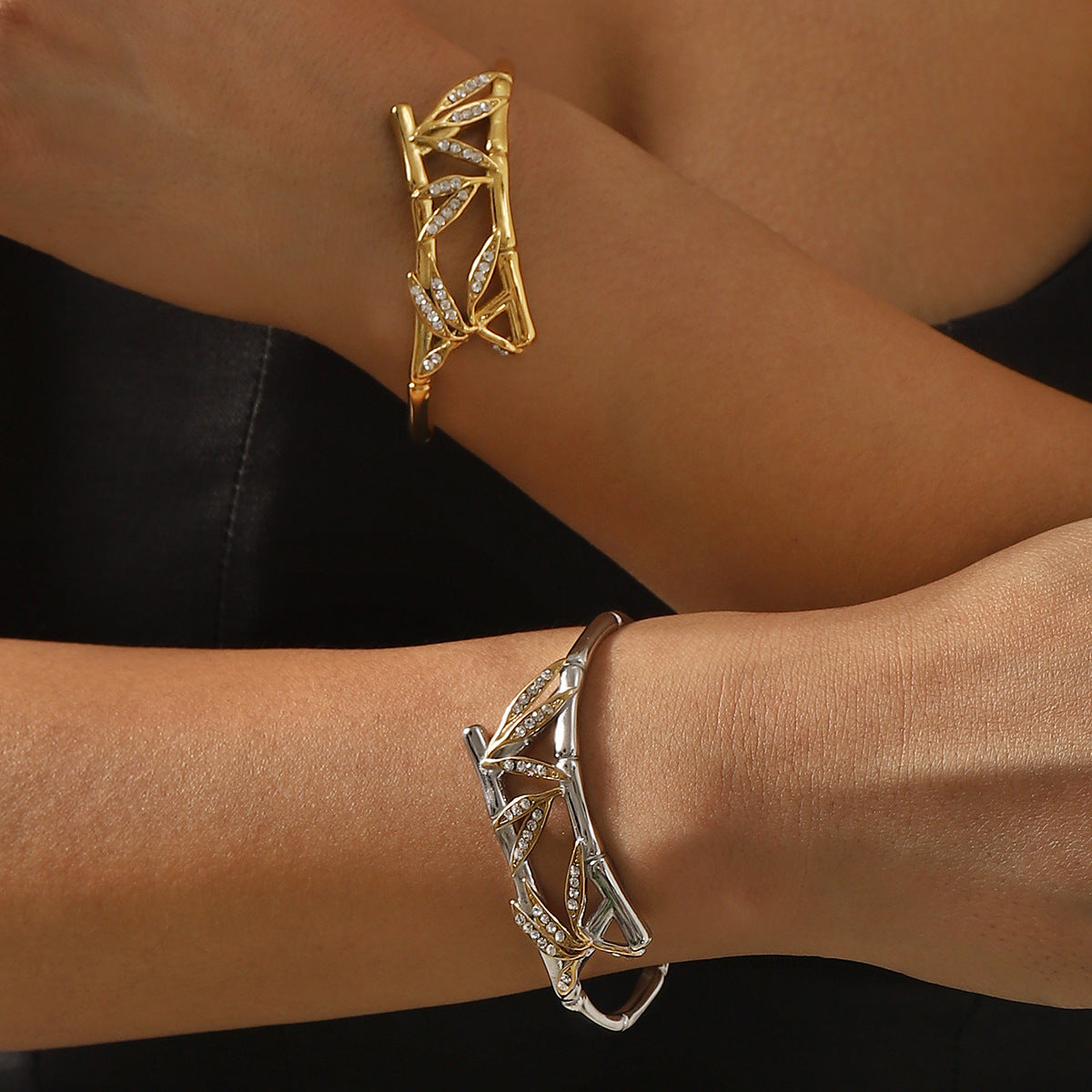 Bracciale Vintage in Bambù con Foglie in Acciaio Inox con Intarsio di Strass, Finitura Placcata, Gioiello da Mano di Lusso Leggero