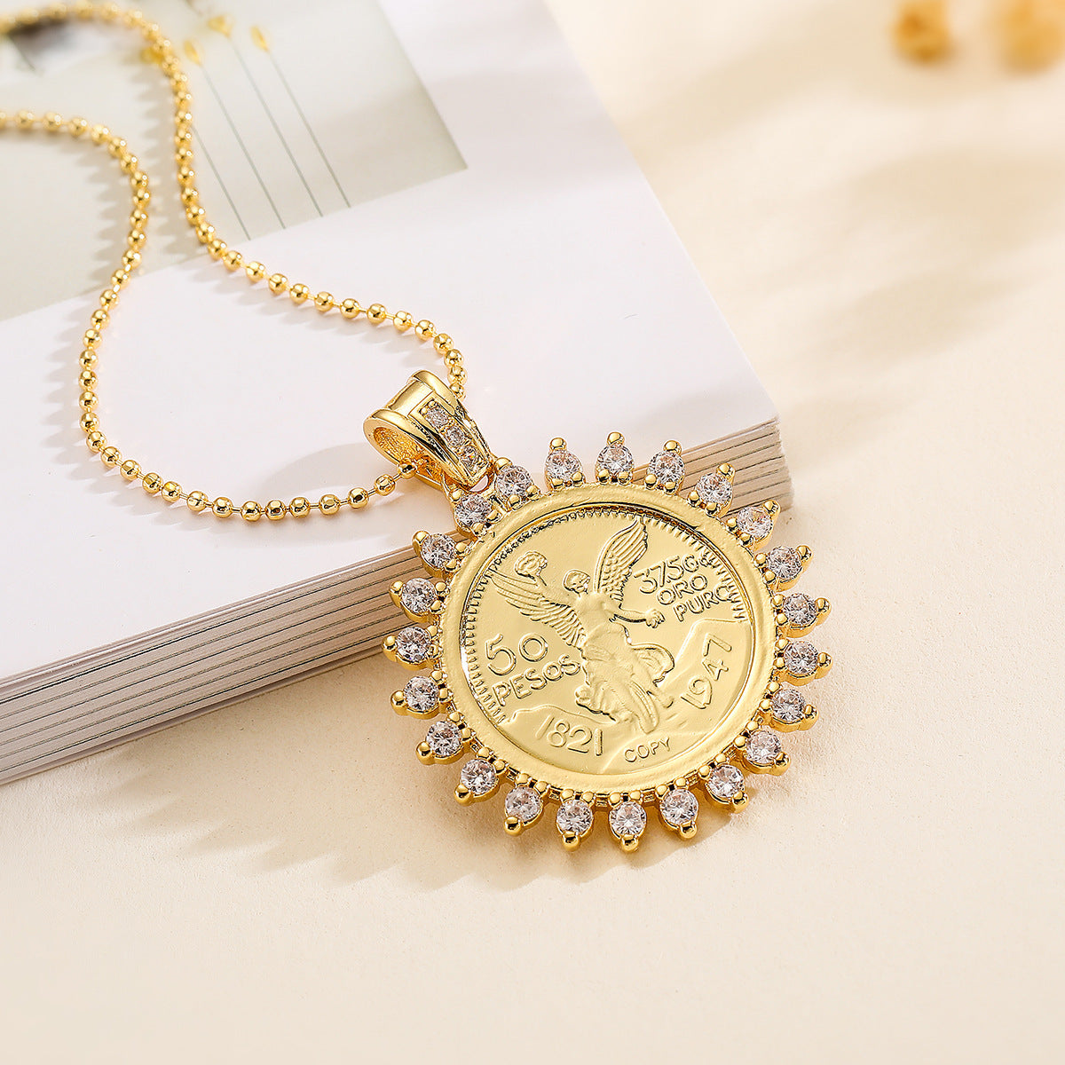 Collana girocollo minimalista da donna con base in rame, placcatura in oro 18 carati, intarsio in zircone, design geometrico, catena alla clavicola di tendenza