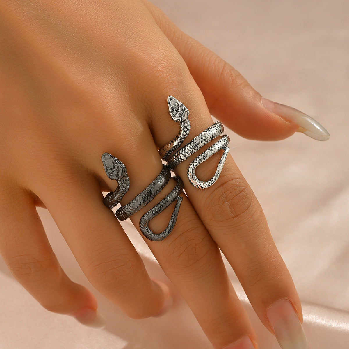 Anillo de diseño de serpiente geométrica minimalista en aleación de zinc con acabado galvanizado para mujeres y hombres, anillo de moda unisex