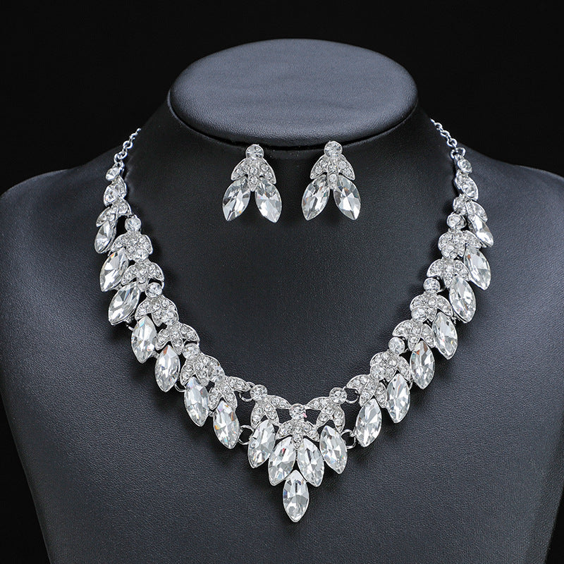 Vintage Floral Leaf Pendant Necklace and Earrings Set for Women Alloy Short Clavicle Chain with Plated Finish