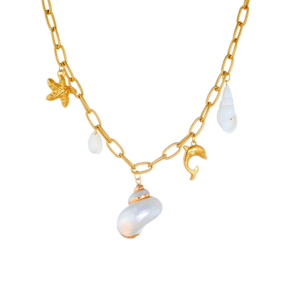 Collana con Ciondolo a Delfino a Conchiglia Vintage a Tema Spiaggia in Acciaio Inossidabile Placcato Oro con Intarsio in Madreperla su Catena a O da Donna