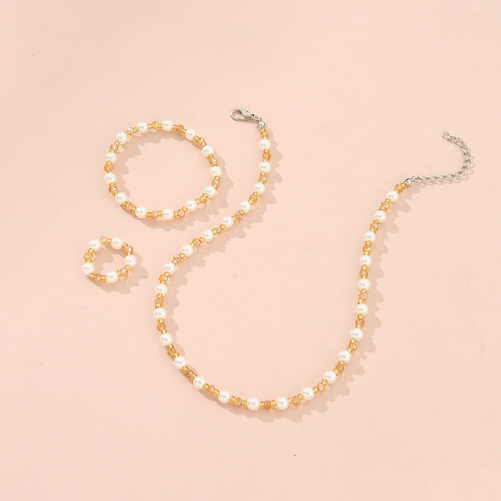 Conjunto de collar minimalista para niñas con cuentas de resina y vidrio en forma de corazón y cadena de cuentas redondas