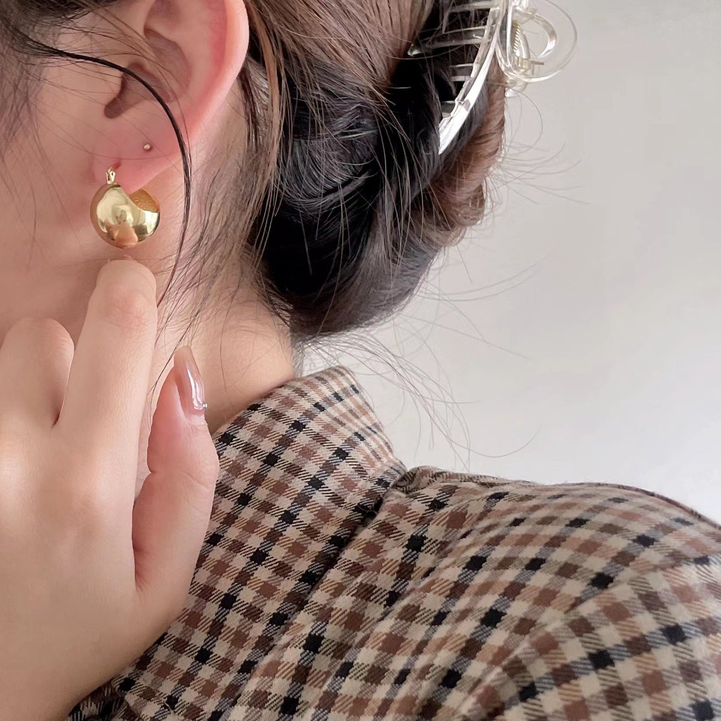 Orecchini a perno a sfera minimalisti in argento per donne, realizzati in argento sterling 925 con intarsio in perle