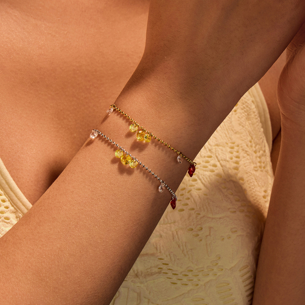 Bracciale da donna minimalista e alla moda in acciaio inossidabile con intarsi in zirconi colorati e placcatura in oro per un look di lusso