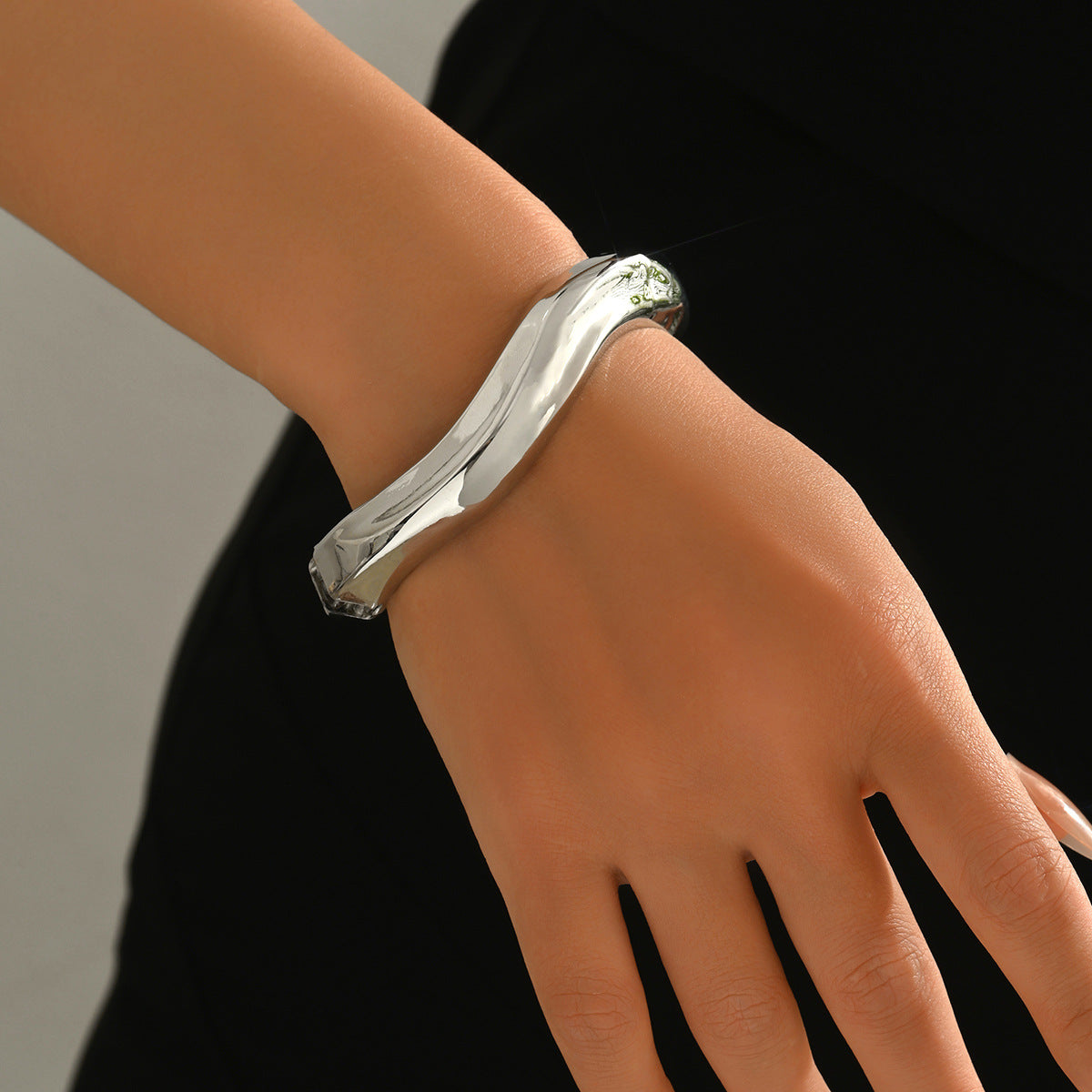 Pulsera Minimalista Geométrica de Aleación de Zinc Electrochapada con Acabado Liso y Diseño Retorcido para Mujer