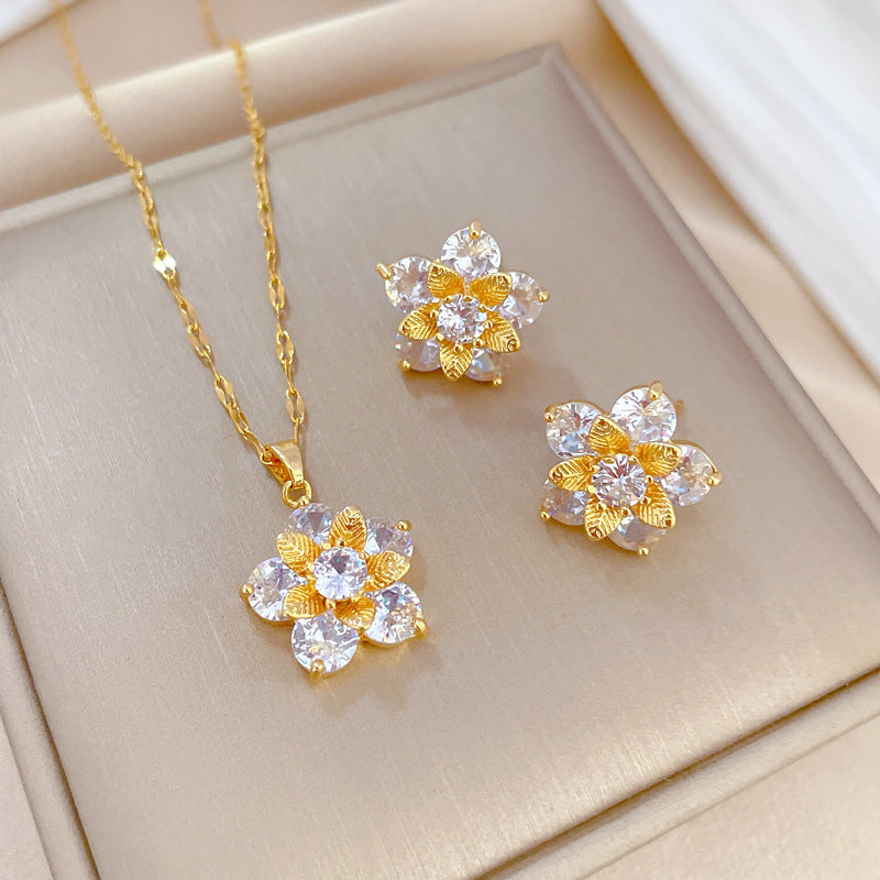 Set di gioielli placcati in acciaio al titanio con ciondolo a fiore, collana e orecchini di lusso