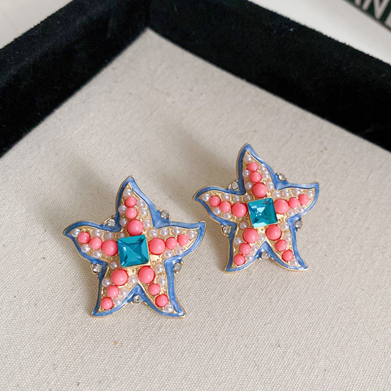 Pendientes de perlas florales vintage con incrustaciones de diamantes de imitación en acero de titanio y postes de plata 925, diseño de esmalte goteado en forma de lágrima para mujer