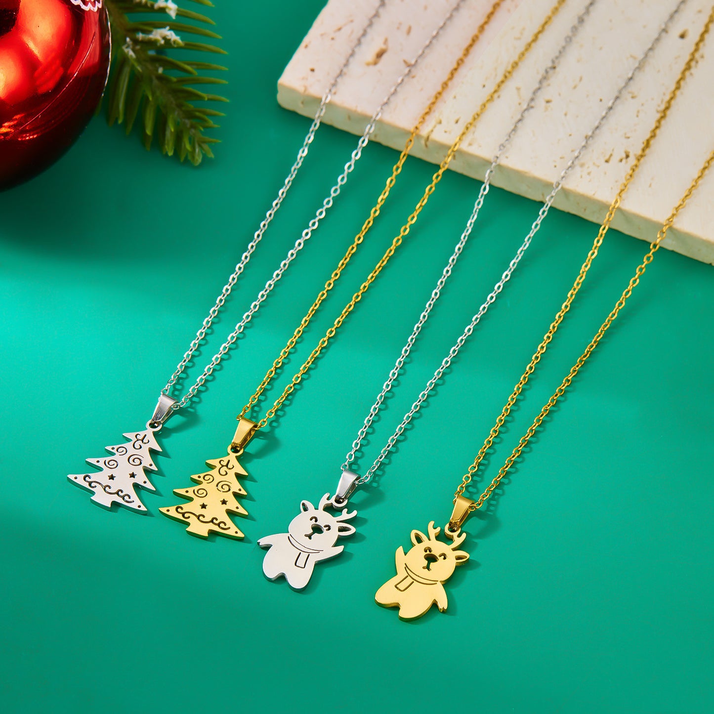 Collar Colgante de Árbol de Navidad Minimalista en Acero de Titanio con Acabado Chapado en Cadena O para Uso Festivo Unisex