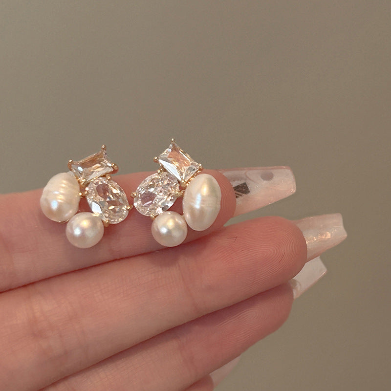 Orecchini di Lusso a Perno Geometrici con Perle d'Acqua Dolce e Intarsio di Zirconi, per Donne, Ispirazione Francese, Eleganza Minimalista e Raffinata
