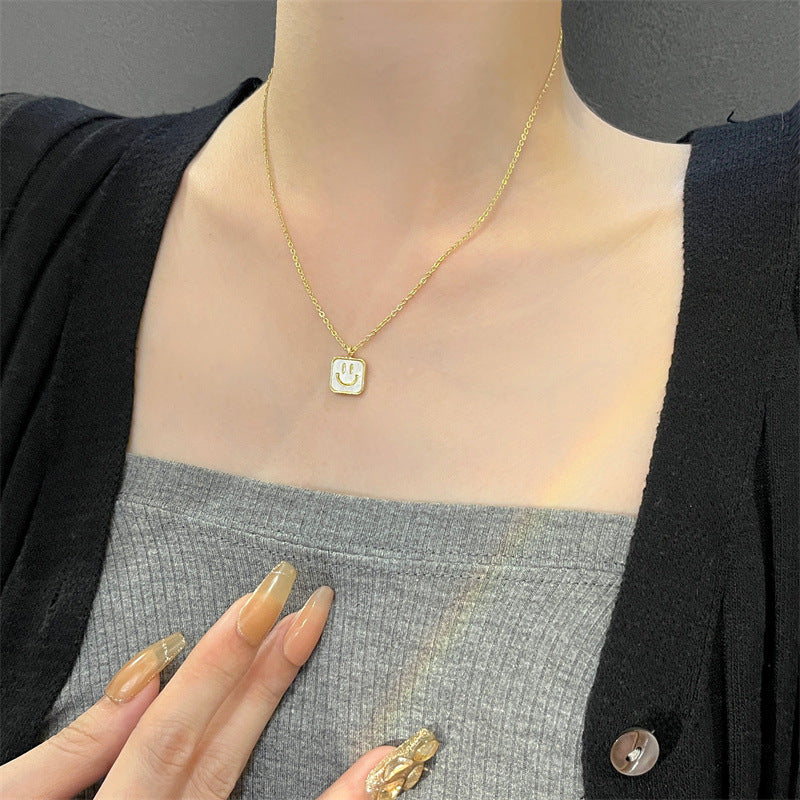 Collar Minimalista Geométrico con Colgante de Cara Sonriente de Nácar en Acero de Titanio con Acabado Chapado para Mujer