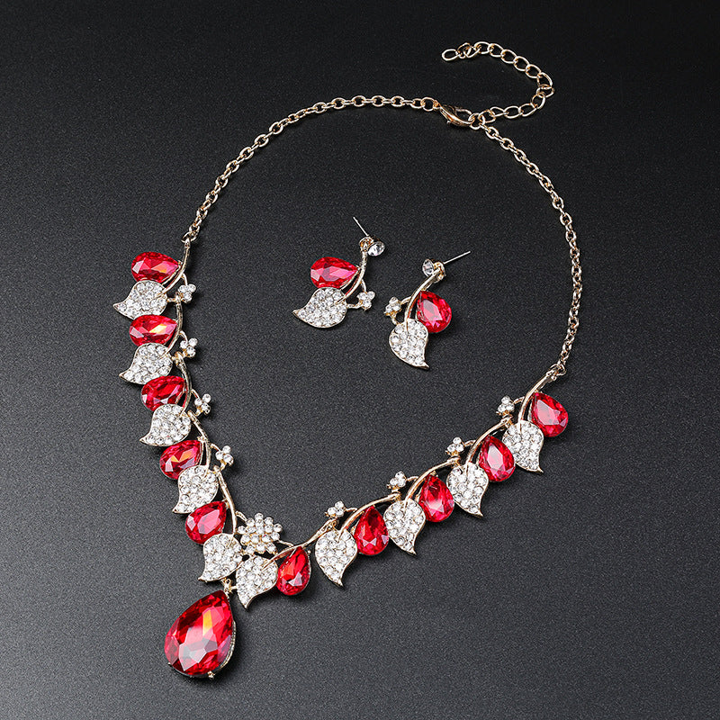 Vintage Ethnic Style Leaf and Teardrop Pendant Necklace Set for Women with Alloy Material and Electroplated Finish