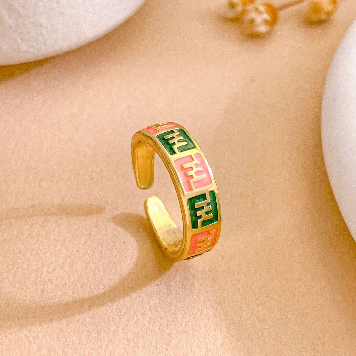 Anello regolabile da donna in ottone placcato oro con lettera a cuore e smalto a goccia colorato