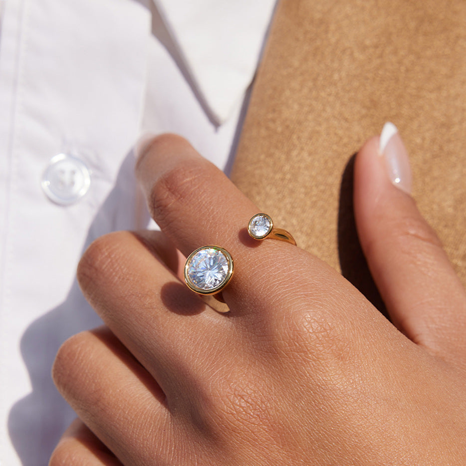 Anello di lusso geometrico in acciaio inossidabile con placcatura PVD in oro 18 carati e zirconi cubici da donna