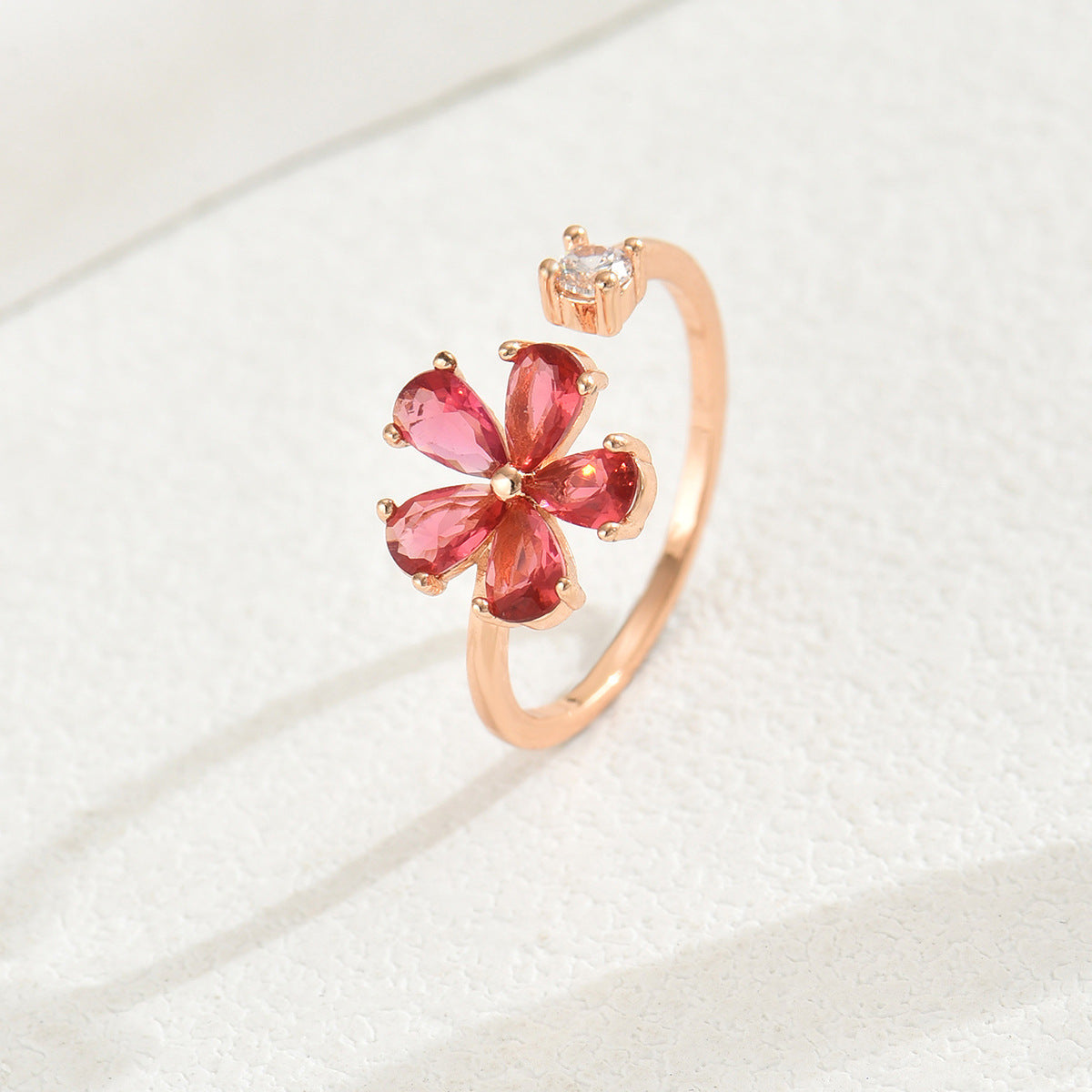 Dulce Anillo de Cobre Minimalista Floral con Incrustaciones de Circones y Banda Abierta Ajustable para Mujer