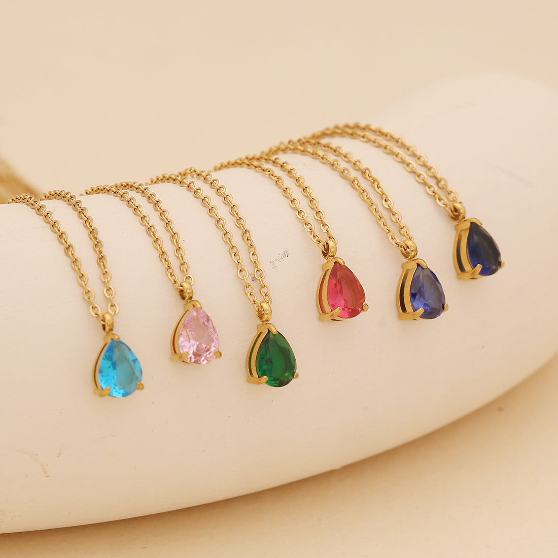 Collana con pendente da donna in acciaio inossidabile a forma di goccia d'acqua, placcata e alla moda